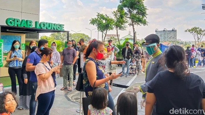 Penampakan Anteran Panjang Masuk Mal Kokas Sejumlah mal di Jakarta mulai dibuka untuk umum di masa PSBB transisi salah satunya di Mal Kokas. Namun, antreannya panjang banget.