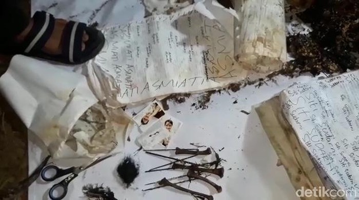 Secarik kertas kusam di dalam bungkusan kafan di Kudus Secarik kertas kusam di dalam bungkusan kafan di Kudus