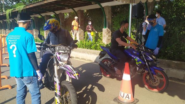 Pengecekan e-Ticket sebelum masuk kawasan Taman Impian Jaya Ancol