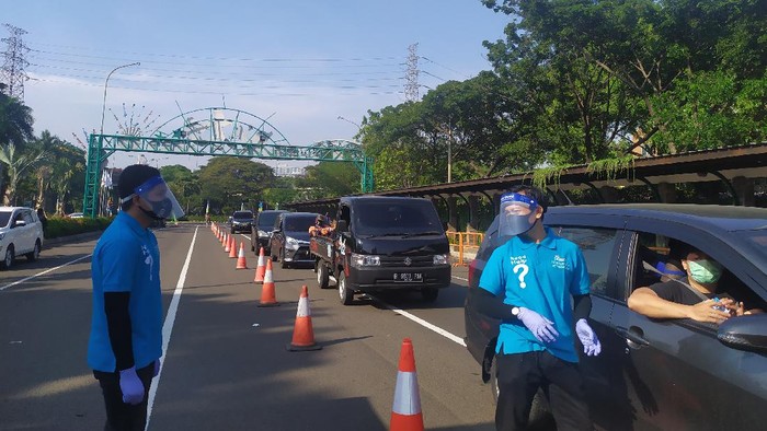 Pengecekan e-Ticket sebelum masuk kawasan Taman Impian Jaya Ancol