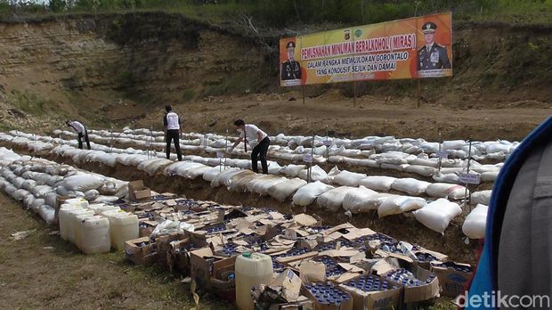 Polda Gorontalo musnahkan miras jenis cap tikus sebanyak 36 ribu liter (Ajis Khalid/detikcom)