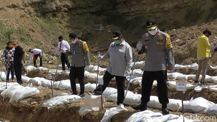 Polda Gorontalo musnahkan miras jenis cap tikus sebanyak 36 ribu liter (Ajis Khalid/detikcom)