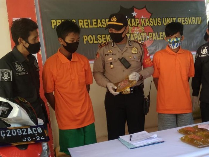 Polisi menangkap 2 bajing loncat yang membuat resah di Palembang, Sumsel.