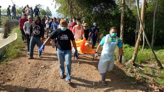 Proses evakuasi jenazah mayat wanita berdaster tanpa identitas di saluran irigasi Kabupaten Pekalongan
