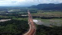 Foto udara pembangunan konstruksi ruas jalan tol Padang-Sicincin di Jl Bypass KM 25, Kabupaten Padangpariaman, Sumatera Barat, Jumat (19/6/2020).