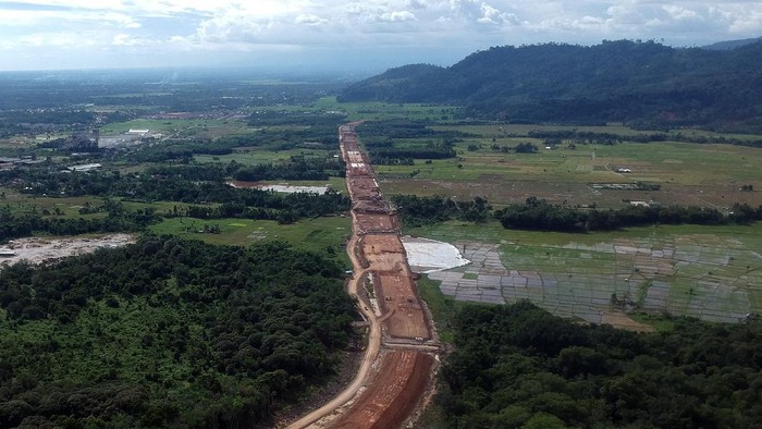 PROYEK JALAN TOL PADANG-SICINCIN Foto udara pembangunan konstruksi ruas jalan tol Padang-Sicincin di Jl Bypass KM 25, Kabupaten Padangpariaman, Sumatera Barat, Jumat (19/6/2020). PT Hutama Karya (Persero) terus mengebut pembangunan Jalan Tol Trans Sumatra (JTTS), salah satunya yakni Ruas Pekanbaru-Padang Seksi 1 (Padang-Sicincin/Pacin) sepanjang 36 kilometer, dengan lahan yang sudah dibebaskan dan dikerjakan sejauh 4,2 kilometer, sedangkan sisanya masih diproses di BPN. ANTARA FOTO/Iggoy el Fitra/wsj.