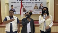 Ketua Umum Ikatan Pekerja Sosial Masyarakat Nasional (IPSM) Giwo Rubianto Wiyogo, Dirjen Pemberdayaan Sosial Kemensos Dr Edi Suharto dan Sekjen IPSM Ardiansyah saat mengadakan acara Rapid Test Covid-19 bersama Kemensos, Kemenkes dan Halodoc di gedung Kemenkes, Cawang Kencana, Jakarta, Jumat (19/6/2020). 