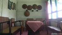 Sebagian besar perabotan rumah tersebut masih asli peninggalan nenek moyang yang didapat dari hasil lelang peninggalan zaman Belanda. (Wisma Putra/detikcom)