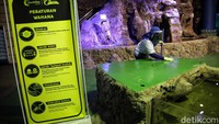 Pengunjung nantinya harus melewati juga karpet disinfektan sepatu dan melakukan pengecekan suhu tubuh.
