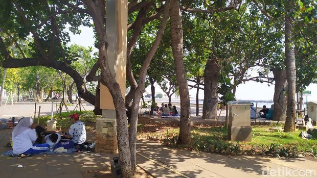 Sejumlah warga sudah mulai mendatangi kawasan Pantai Ancol setelah kembali dibuka pada masa PSBB transisi ini (Luqman Nurhadi Arunanta/detikcom)