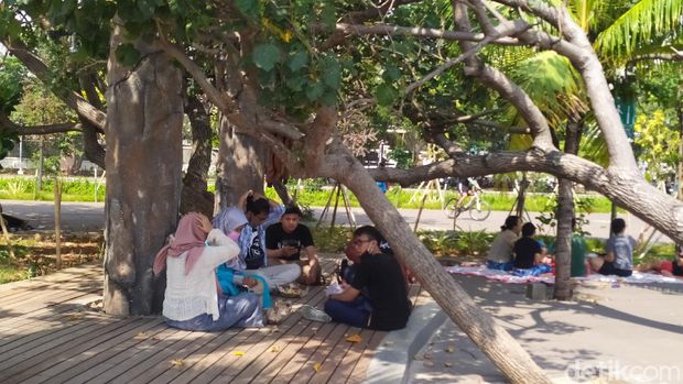 Sejumlah warga sudah mulai mendatangi kawasan Pantai Ancol setelah kembali dibuka pada masa PSBB transisi ini (Luqman Nurhadi Arunanta/detikcom)