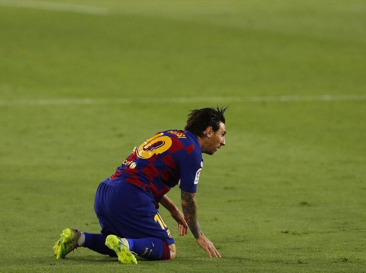 Potret Lionel Messi Jatuh Bangun Lawan Sevilla