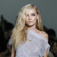 Snejana Onopka vakum dari dunia modeling setelah sempat berjaya pada tahun 2000-an. Lama menghilang, top model dari Ukraina ini muncul lagi dengan kabar mengejutkan. Snejana mengaku sebagai korban KDRT. Foto: AFP/PATRICK KOVARIK