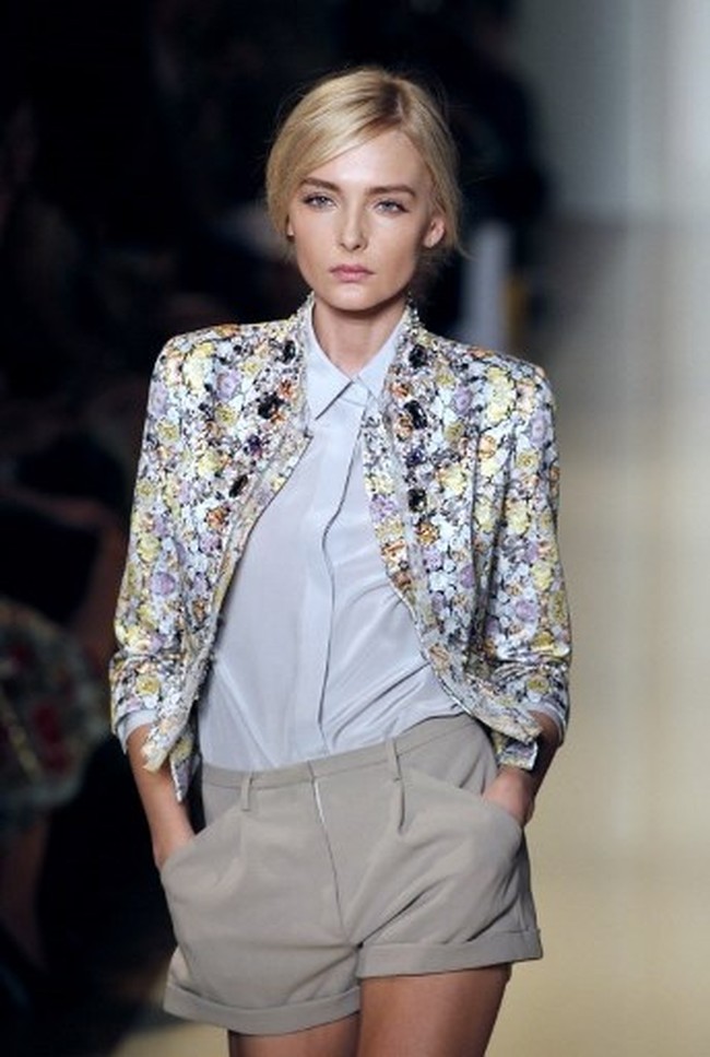 Setelah itu, sosoknya eksis di peragaan koleksi desainer terkenal lainnya seperti Dolce & Gabbana, dan Karl Lagerfeld. Dua kali ia menjadi model untuk sampul majalah Vogue Italia. Prada dan Yves Saint Laurent juga pernah memercayakan Snejana Onopka sebagai bintang iklannya. Foto: AFP/PATRICK KOVARIK