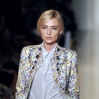 Setelah itu, sosoknya eksis di peragaan koleksi desainer terkenal lainnya seperti Dolce & Gabbana, dan Karl Lagerfeld. Dua kali ia menjadi model untuk sampul majalah Vogue Italia. Prada dan Yves Saint Laurent juga pernah memercayakan Snejana Onopka sebagai bintang iklannya. Foto: AFP/PATRICK KOVARIK
