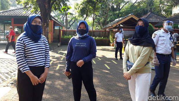 Suasana Taman Margasatwa Ragunan dikunjungi warga, Sabtu (20/6/2020).