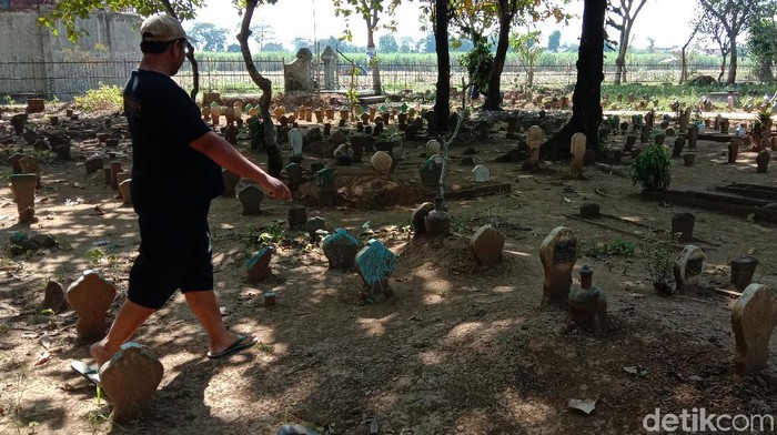 Suasana Terkini Makam yang Bikin Geger di Kudus Suasana pemakaman yang sempat heboh usai penemuan bungkusan kain kafan berisi bangkai ayam dan foto perempuan kini terpantau sepi dan tak ada garis polisi.