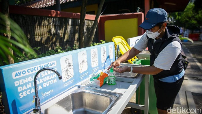 Taman Margsatwa Ragunan (TMR) kembali dibuka di masa PSBB transisi. Meski tidak seramai sebelum pandemi Corona, warga mulai berdatangan ke lokasi.