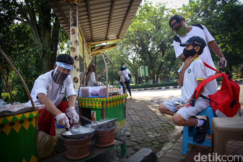 Taman Margsatwa Ragunan (TMR) kembali dibuka di masa PSBB transisi. Meski tidak seramai sebelum pandemi Corona, warga mulai berdatangan ke lokasi.