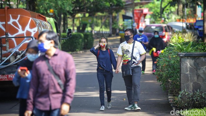 Terkini! Begini Suasana Ragunan di Hari Pertama Buka Taman Margsatwa Ragunan (TMR) kembali dibuka di masa PSBB transisi. Meski tidak seramai sebelum pandemi Corona, warga mulai berdatangan ke lokasi.