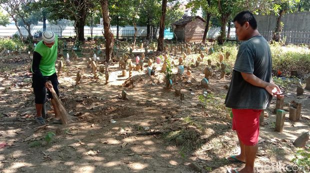 TKP penemuan bungkusan kain kafan terkubur di Makam Desa Bakalan Krapyak, Kudus