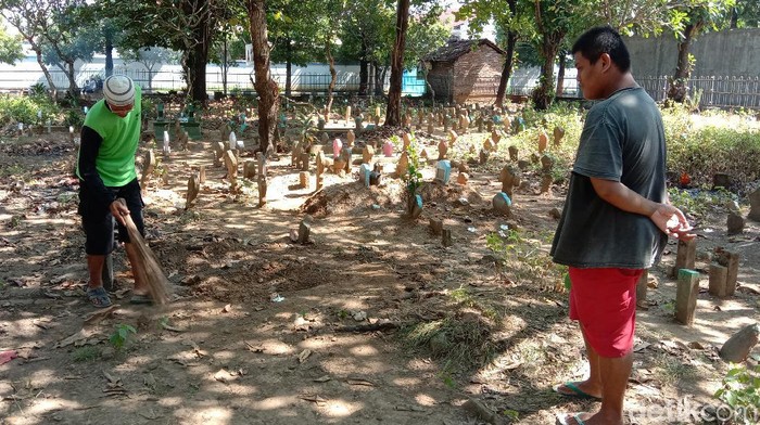 TKP penemuan bungkusan kain kafan terkubur di Makam Desa Bakalan Krapyak, Kudus