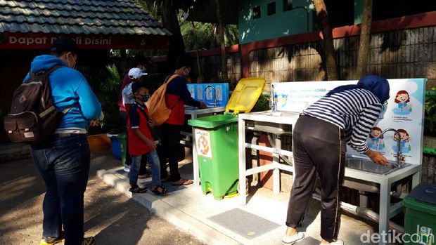 Warga kunjungi Taman Margasatwa Ragunan usai kembali dibuka di masa PSBB transisi, Sabtu (20/6/2020) (Rahel Narda C/detikcom)