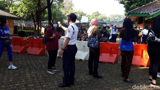 Warga kunjungi Taman Margasatwa Ragunan usai kembali dibuka di masa PSBB transisi, Sabtu (20/6/2020) (Rahel Narda C/detikcom)
