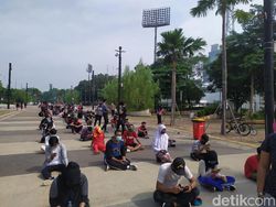 Nah, Gitu Dong! Tunggu Giliran Masuk, Pengunjung GBK Tertib di Antrean