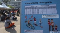 Meski kembali dibuka, sejumlah protokol kesehatan diterapkan di kawasan GBK. Salah satunya dengan membatasi jumlah pengunjung guna menghindari kerumunan. Warga yang ingin berolahraga di dalam harus bergantian dan diberi waktu selama satu jam.