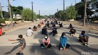 Warga yang hendak memasuki kawasan ring road GBK pun mengantre dengan tertib.