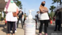 Fasilitas seperti hand sanitizer gratis pun tersedia di sejumlah titik di kawasan tersebut.