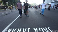 Selain itu, protokol kesehatan lain yang wajib diterapkan oleh para pengunjung di kawasan GBK adalah menerapkan physical distancing atau jaga jarak saat beraktivitas di kawasan tersebut.