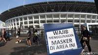 Para pengunjung yang beraktivitas di kawasan GBK pun diwajibkan mengenakan masker.
