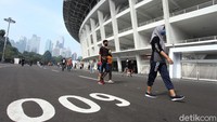 Sejumlah pengunjung tampak berolahraga di kawasan GBK dengan tetap menerapkan protokol kesehatan.