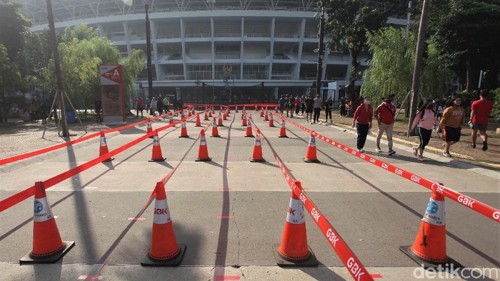 Kawasan Gelora Bung Karno ramai dikunjungi warga untuk berolahraga di Minggu pagi. Protokol kesehatan pun diterapkan oleh masyarakat guna cegah COVID-19.