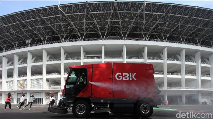Antusias Masyarakat Berolahraga di Kawasan GBK Kawasan Gelora Bung Karno ramai dikunjungi warga untuk berolahraga di Minggu pagi. Protokol kesehatan pun diterapkan oleh masyarakat guna cegah COVID-19.