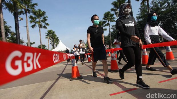 Kawasan Gelora Bung Karno ramai dikunjungi warga untuk berolahraga di Minggu pagi. Protokol kesehatan pun diterapkan oleh masyarakat guna cegah COVID-19.