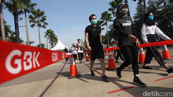 Antusias Masyarakat Berolahraga di Kawasan GBK Kawasan Gelora Bung Karno ramai dikunjungi warga untuk berolahraga di Minggu pagi. Protokol kesehatan pun diterapkan oleh masyarakat guna cegah COVID-19.