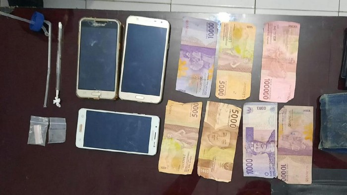 Barang bukti yang diamankan dalam pesta sabu.