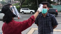 Sejumlah protokol kesehatan pun diterapkan. Salah satunya adalah mengukur suhu para jemaat yang hendak masuk ke dalam gereja untuk mengikuti ibadah.