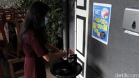 Para jemaat pun diimbau untuk menjaga kebersihan, salah satunya dengan rajin membersihkan tangan. Protokol kesehatan lainnya yang wajib diterapkan oleh para jemaat adalah mengenakan masker saat beraktivitas di dalam gereja.