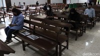 Penerapan physical distancing atau jaga jarak pun dilakukan. Seperti diketahui, Gereja Huria Kristen Batak Protestan (HKBP) Kota Bandung, Jawa Barat kembali menggelar ibadah dengan menerapkan sejumlah protokol ibadah. Ibadah yang dilangsungkan di gereja itu pun diketahui digelar empat gelombang untuk mengantisipasi keramaian.