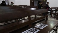 Pimpinan Jemaat HKBP Bandung Resort Bandung Pdt Jason Simanjuntak mengatakan Gereja HKBP Bandung bisa menampung 750 orang. Namun, karena masih dalam PSBB proposional, hanya 30 persen jemaat yang bisa ikut beribadah. Kegiatan ibadah yang diselenggarakan di gereja itu pun juga dilangsungkan secara virtual, sehingga para jemaat dapat mengikuti ibadah dari rumah secara daring.