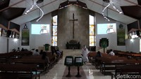 Gereja Huria Kristen Batak Protestan (HKBP) Kota Bandung, Jawa Barat kembali menggelar ibadah setelah sebelumnya ditutup sementara imbas penerapan PSBB guna mencegah penyebaran virus Corona, Minggu (21/6/2020). 