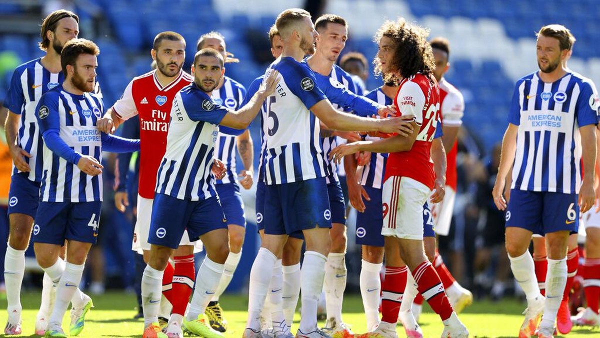 Matteo Guendouzi mencekik Neal Maupay dalam laga Brighton & Hove Albion vs Arsenal akhir pekan lalu. (Foto: AP/Richard Heathcote)