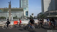 Tak sedikit warga yang datang ke kawasan Bundaran HI untuk berolahraga maupun bersepeda.