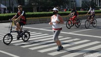 Tak hanya bersepeda, sejumlah warga juga tampak berolahraga lari maupun jogging di kawasan Bundaran HI, Jakarta.