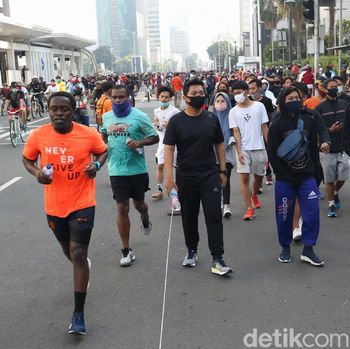 Car free day (CFD) kembali diberlakukan di kawasan Bundaran HI. Sejumlah warga tampak bersepeda di kawasan tersebut.
