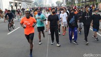 Seperti diketahui, kawasan Bundaran HI kerap jadi destinasi warga untuk berolahraga maupun beraktivitas bersama keluarga di Minggu pagi. Sempat dihentikan sementara imbas penerapan PSBB guna mengantisipasi penyebaran virus Corona, kini CFD kembali diberlakukan di masa PSBB transisi.